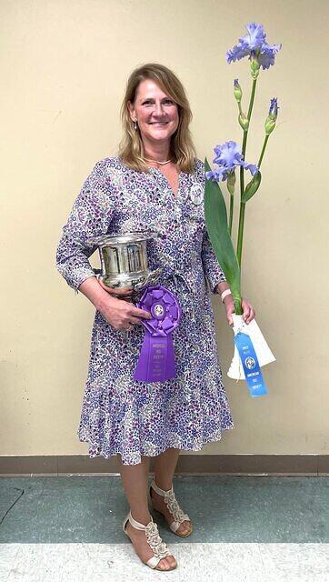 BIS 2023 Sarah Sue Miller with Nestucca Rapids Tall Bearded Iris